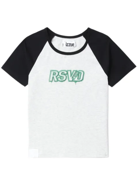 izzue playera con logo estampado y diseño color block