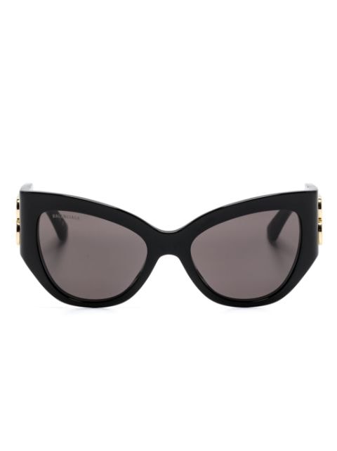 Balenciaga Eyewear نظارة شمس بإطار عين القطة وبروش شعار الماركة