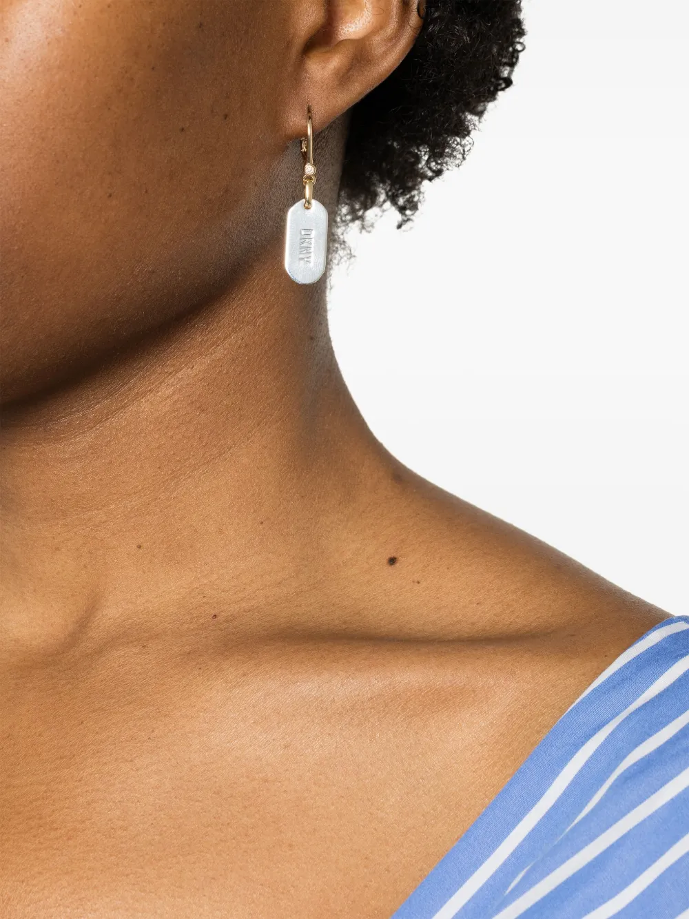 DKNY Oorbellen met gegraveerd logo - Goud