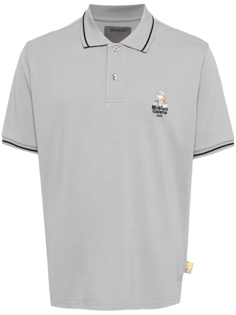 Musium Div. playera tipo polo con aplique del logo