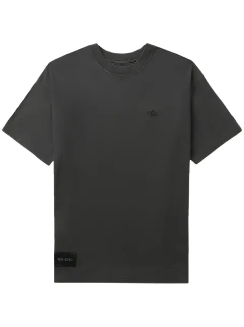 izzue playera con eslogan bordado