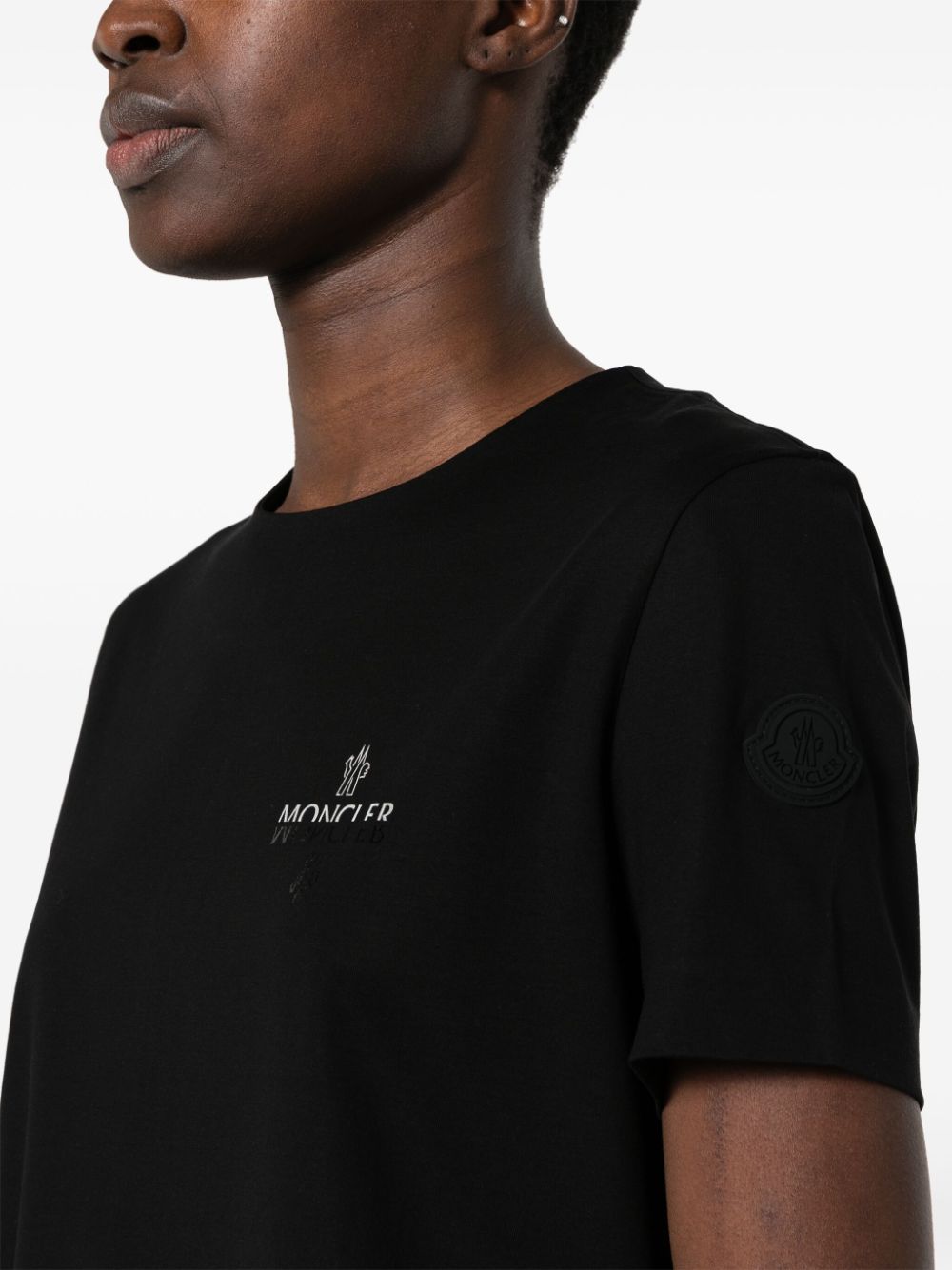 Shop Moncler Logo-print Cotton T-shirt In 黑色