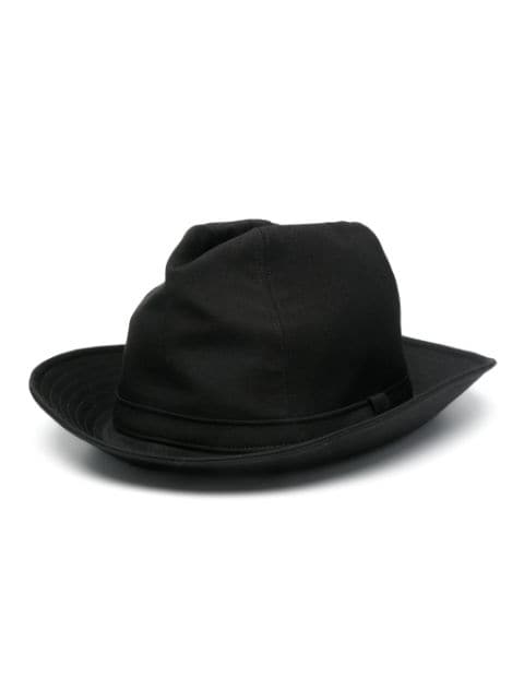 Yohji Yamamoto sombrero fedora con detalle de gabardina