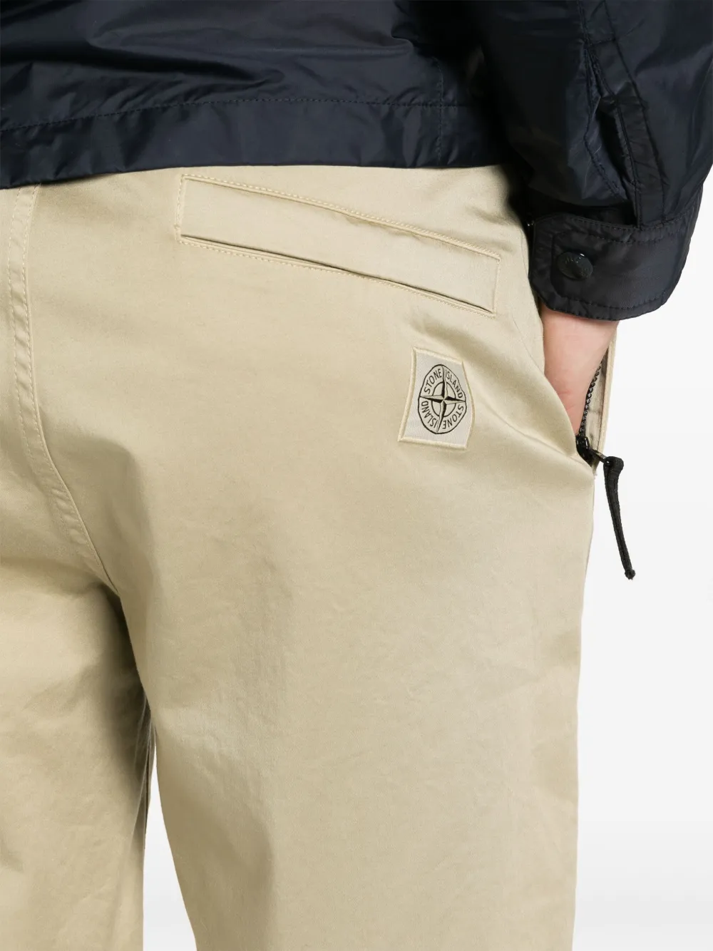 Stone Island Broek met toelopende pijpen en Compass-logopatch Beige