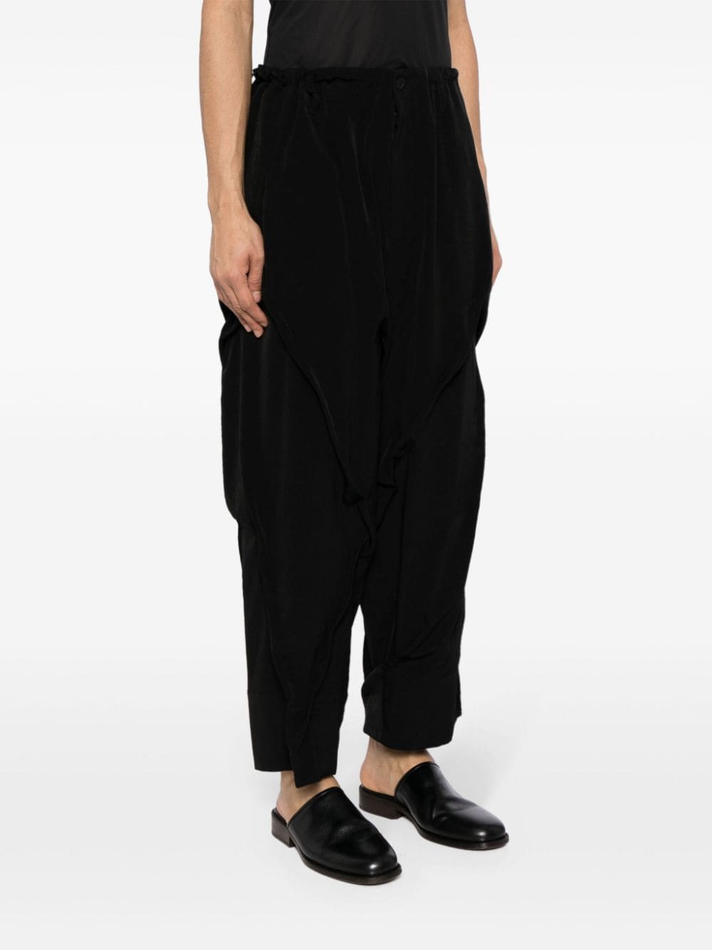 Shop Yohji Yamamoto Pleated Drop-crotch Trousers In Schwarz