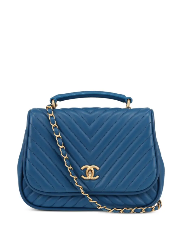 Chanel Pre-owned 2018 Chevron-quilted Shoulder Bag in Blue
