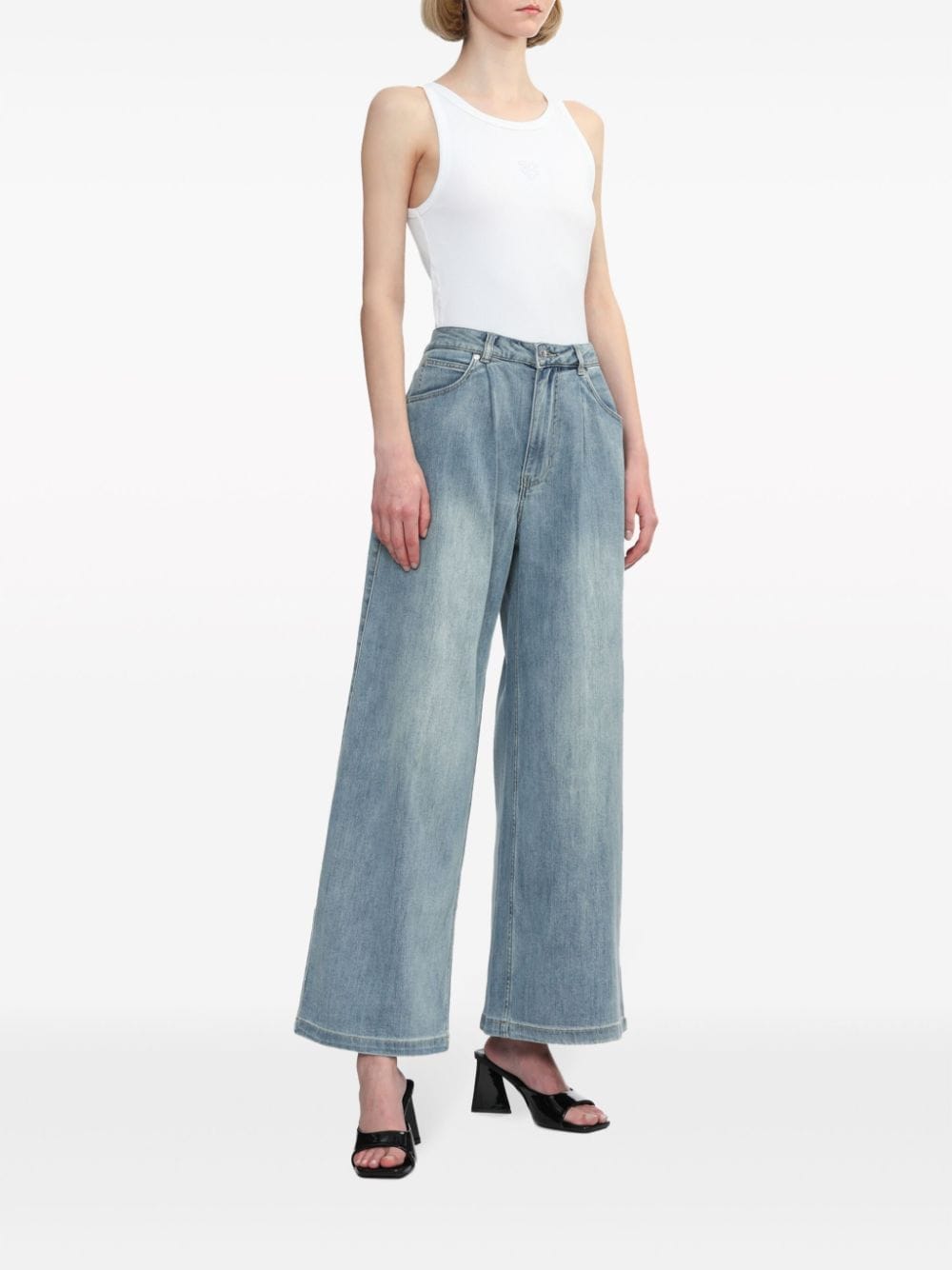 Shop Izzue Wide-leg Cropped Jeans In 蓝色