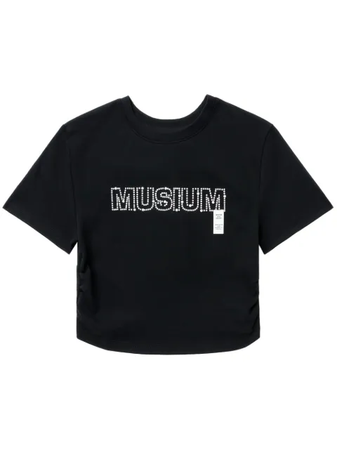 Musium Div. playera con aplique del logo