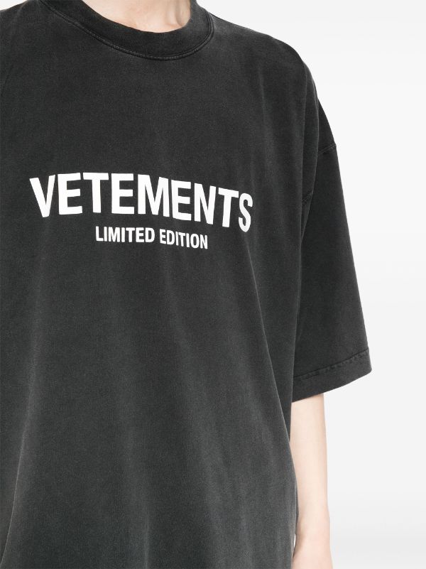 VETEMENTS ロゴ Tシャツ | グレー | FARFETCH JP