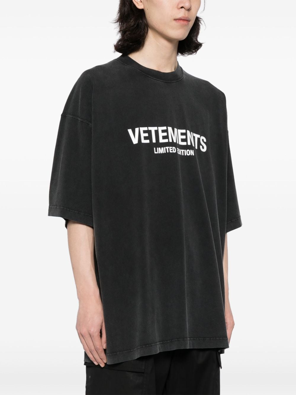 Shop Vetements Logo-print Cotton T-shirt In 灰色