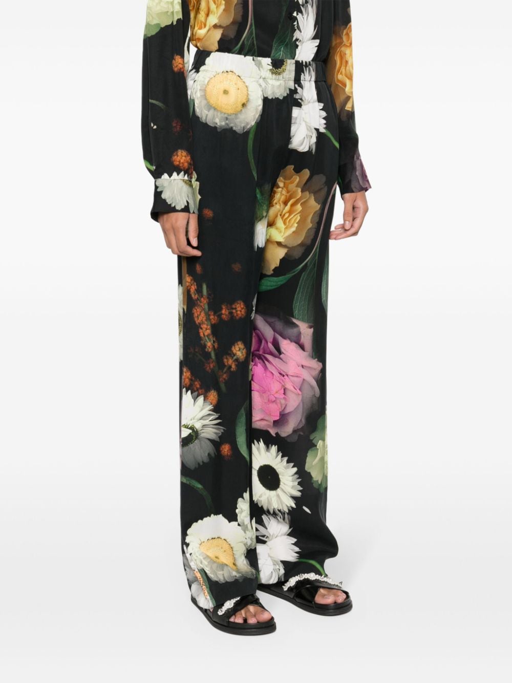 Shop Stine Goya Floral-print Trousers In Schwarz