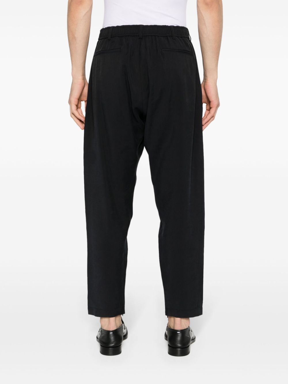 Shop 4sdesigns Elasticated-waist Tapered-leg Trousers In 黑色