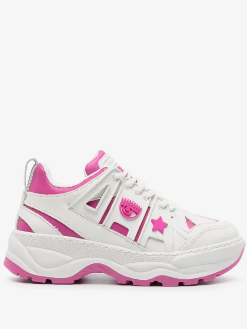 Chiara Ferragni tenis con aplique del logo