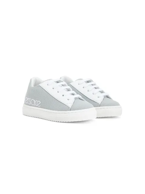 Versace Kids tenis con agujetas y logo estampado
