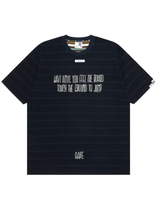 T-shirt rayée à slogan brodé - AAPE BY *A BATHING APE® - Modalova