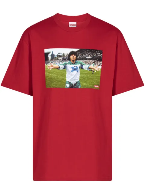 Supreme تيشيرت 'مارادونا' بطبعة صورة