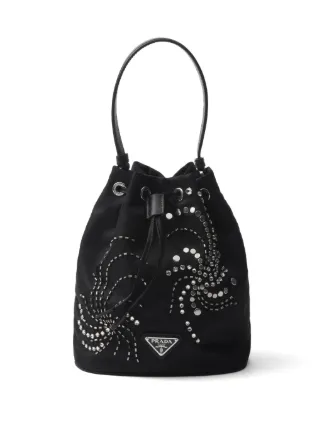 【PRADA】人気 Re-Nylon バケットバッグ 夏コーデ 6色 手軽 ロゴ Prada Re-Nylon バケットバッグ ミニ | ブラック | FARFETCH JP