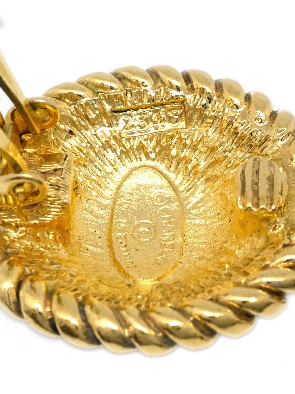 Pre-owned Chanel Cc Logo压纹效果纽扣夹扣式耳环（1994年典藏款） In Gold