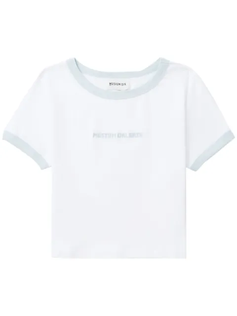 Musium Div. playera corta con logo bordado