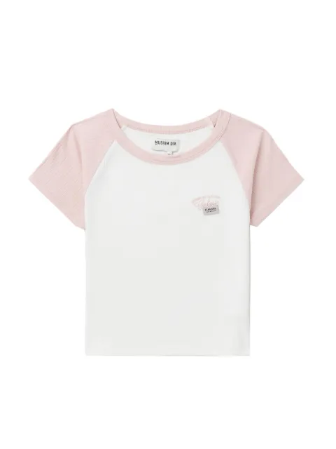 Musium Div. playera de canalé con logo bordado