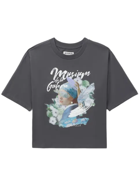Musium Div. playera con estampado gráfico