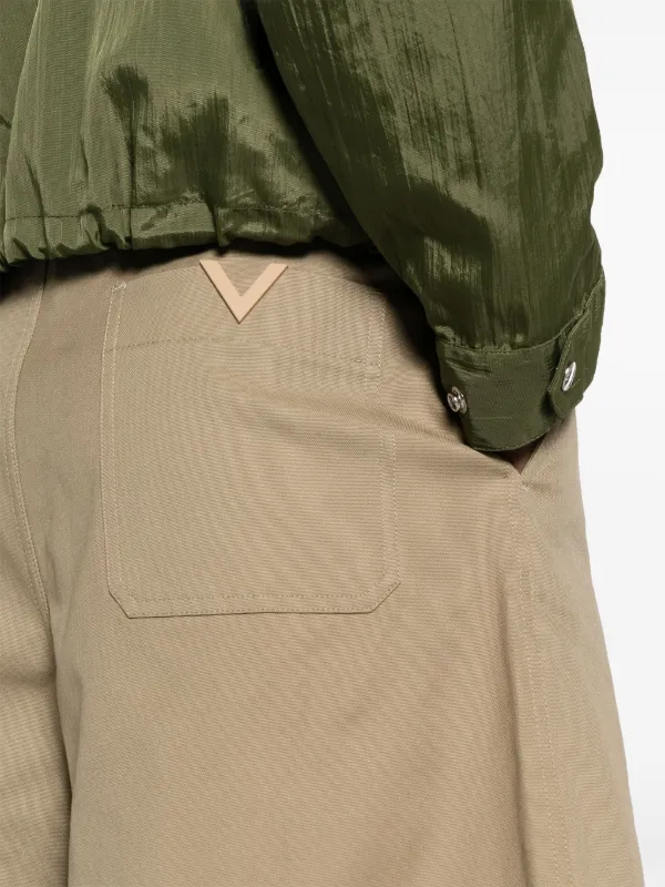 Valentino Garavani V ロゴ ショートパンツ | ニュートラル | FARFETCH JP