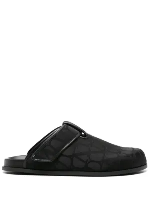 サンダル VALENTINO GARAVANI MAN SLIPPERS Valentino Garavani Slippers and Clogs Men Rubber Brown/Dark