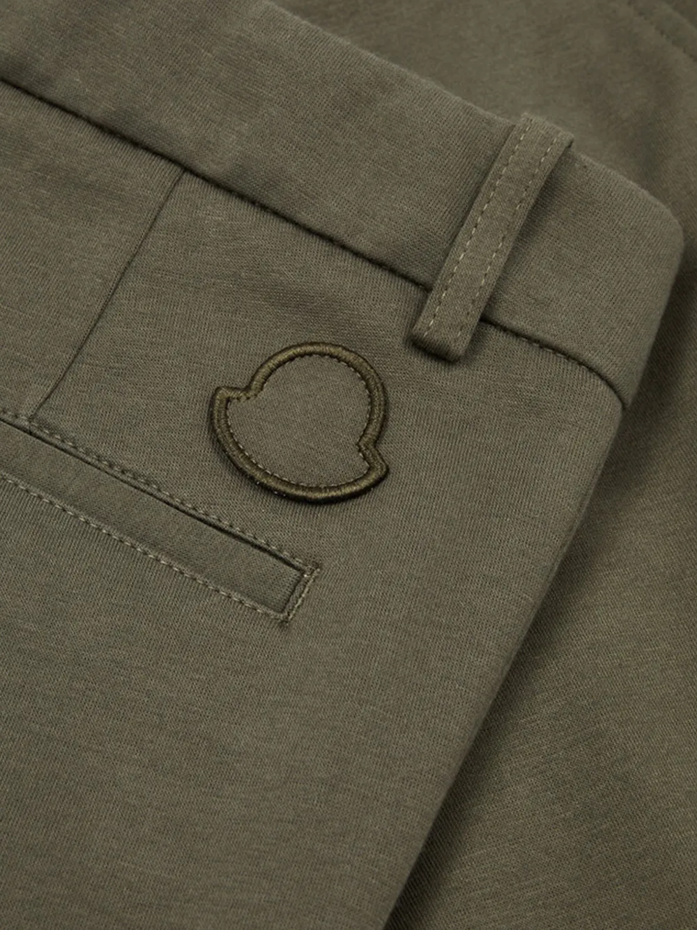 Moncler logo-patch chinos Groen