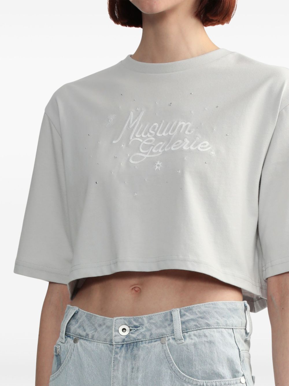 Musium Div. T-shirt met geborduurd logo Grijs