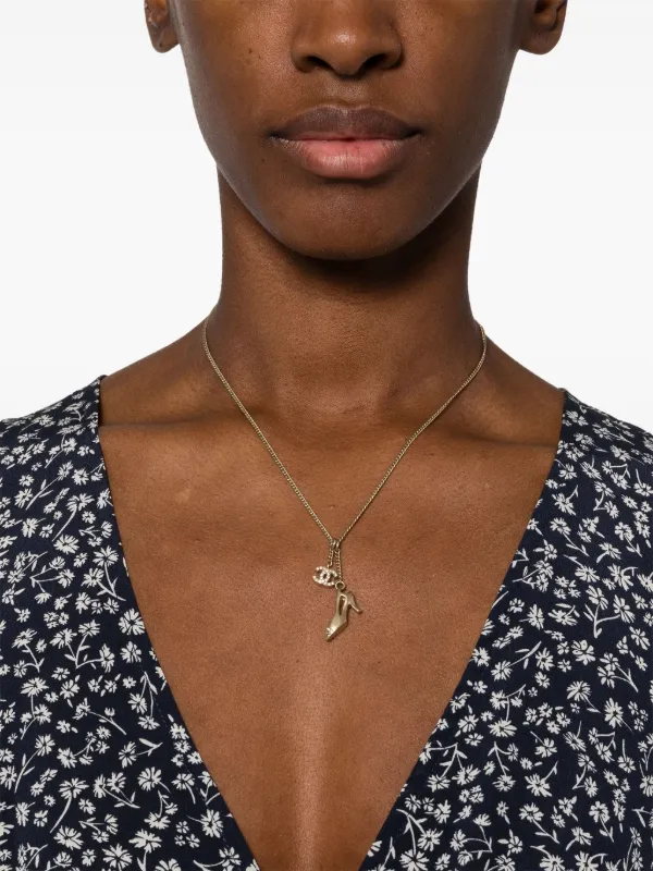 CHANEL ゴールドロゴペンダントネックレス