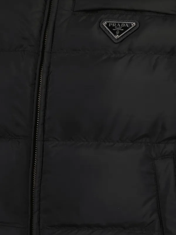 新作【プラダ】Re-Nylon製のノースリーブキルティングベスト Prada Re-Nylon キルティングベスト | ブラック | FARFETCH JP