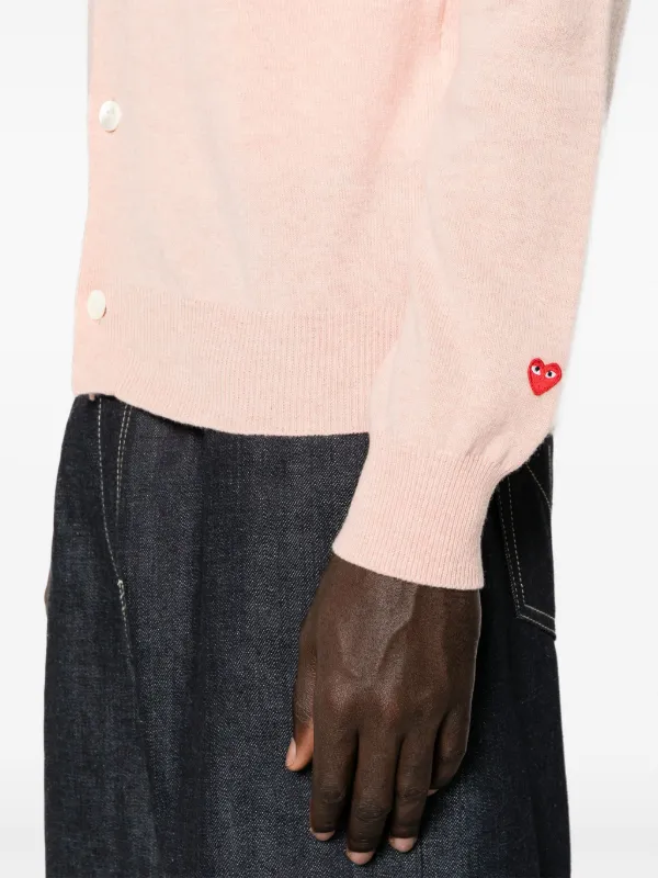 希少 23年製 プレイコムデギャルソン 上質 ハートパッチ ニット カーディガン Comme Des Garçons Play ハートパッチ カーディガン | ピンク