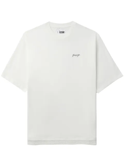 izzue playera con placa del logo