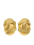 CHANEL Pre-Owned 1994 CC-embossed oval clip-on earrings - Gold