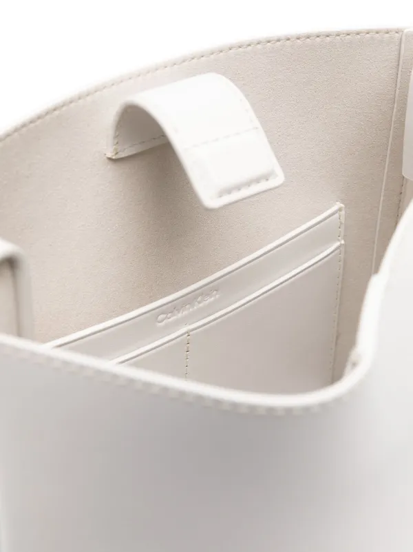 CK ホワイトレザー ショルダーバッグ Calvin Klein レザー ショルダーバッグ | ホワイト | FARFETCH JP