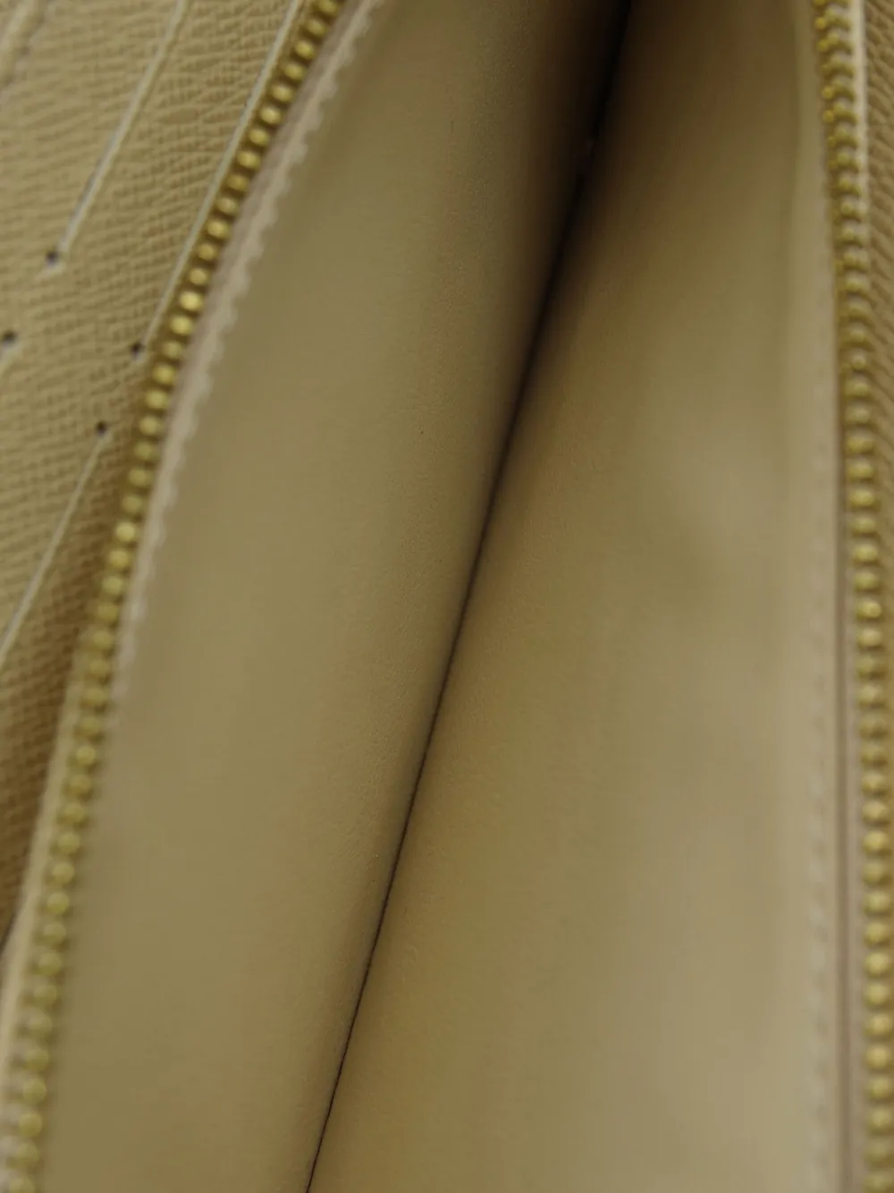 Pre-owned Louis Vuitton 2007 Sarah Continental Wallet In 白色