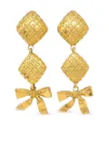CHANEL Pre-Owned 1990-2000 bow drop clip-on earrings - Gold