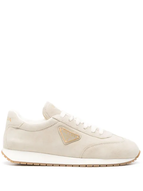 Prada Wildleder-Sneakers mit Triangel-Logo