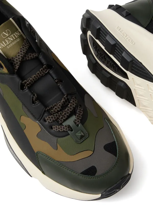 スニーカー VALENTINO Valentino Garavani 'True Act' Sneaker True Act Low Top Sneaker In Mesh And Rubberized Fabric for