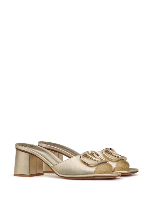 【関税込み】Valentino Garavani 'VLogo' sandals VALENTINO GARAVANI VLOGO rubber sandals | THE OUTNET