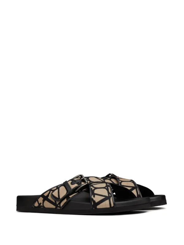 【関税&送料込】Valentino Garavani Black Eco Fur Sandals $550 Valentino Garavani Women Black Rockstud T-Strap Flat