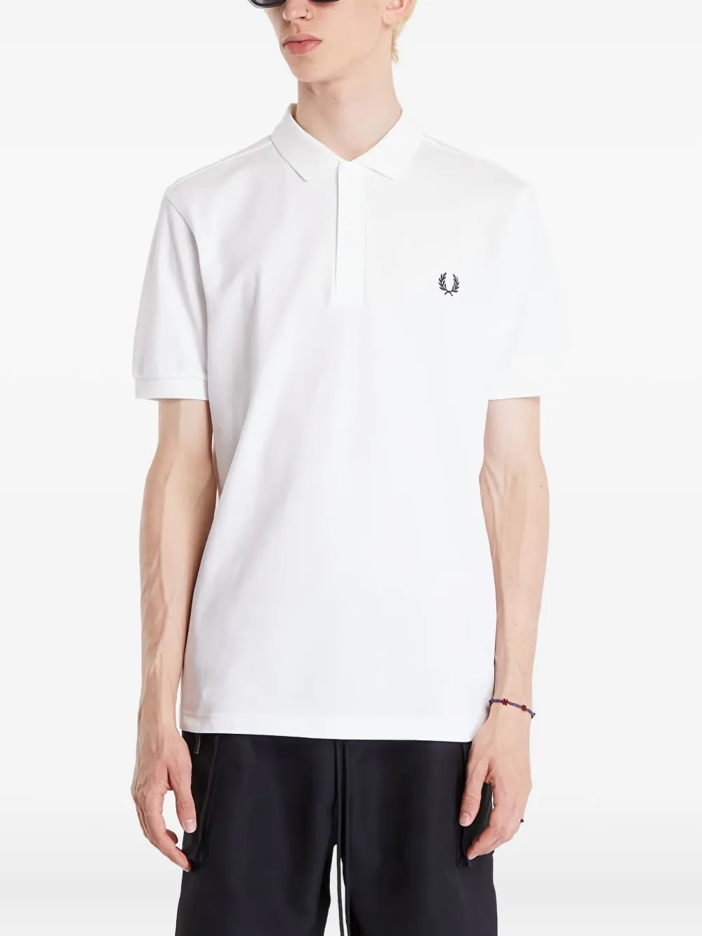 Fred Perry 로고 자수 피케 폴로 셔츠 | 화이트 | Image 1