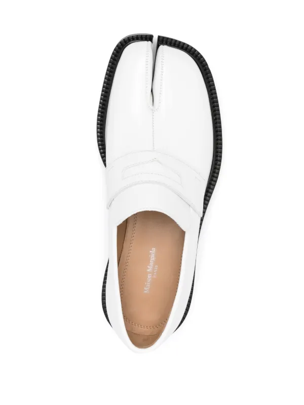 【関税込み】Maison Margiela ホワイト Tabi ローファー Maison Margiela Tabi Leather Loafers | White | FARFETCH