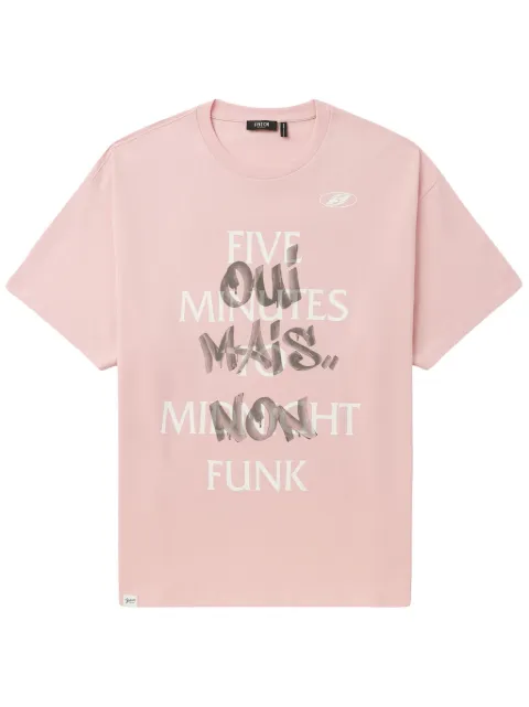 FIVE CM playera con eslogan estampado