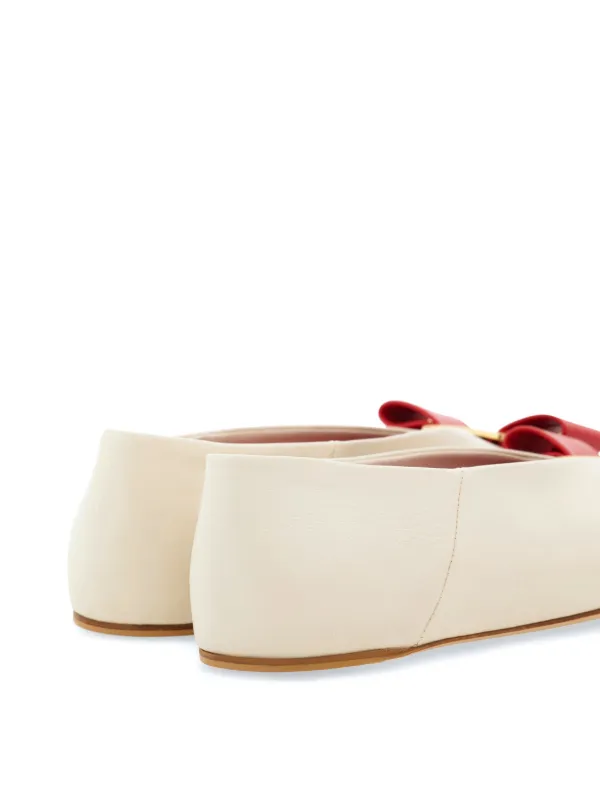 サルヴァトーレフェラガモ レザーパンプス ホワイト ヴァラ Ferragamo ヴァラ レザー フラットパンプス | ホワイト