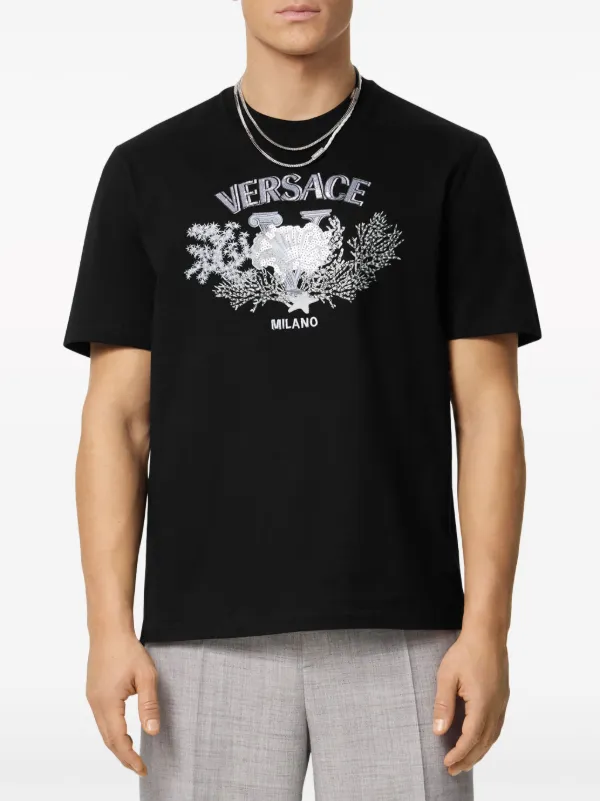 VERSACE 刺繍入り ユニバーシティ コーラル Tシャツ ブラック Versace University Coral Embroidered T-shirt | Black | FARFETCH