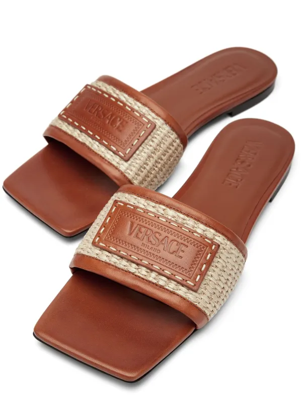 VERSACE(ヴェルサーチ)Theia Baroccoラフィア風スライドサンダル Versace Theia Barocco Raffia Slides | Brown | FARFETCH