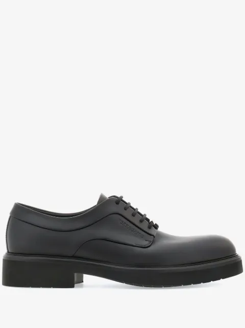 Ferragamo zapatos derby con logo en relieve
