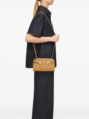 【大人気】FERRAGAMO フェラガモ Hug ミニ クロスボディ バッグ Ferragamo フェラガモ Hug ハグ クロスボディ バッグ (FERRAGAMO