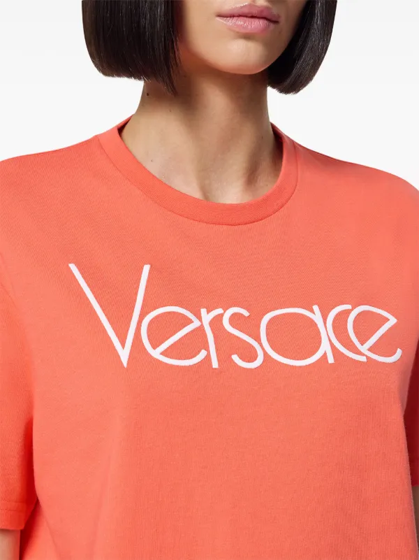 【関税込み】Versace オレンジ 1978 Re-Edition ロゴ Tシャツ Versace 1978 Re-Edition logo-print T-shirt | Orange | FARFETCH